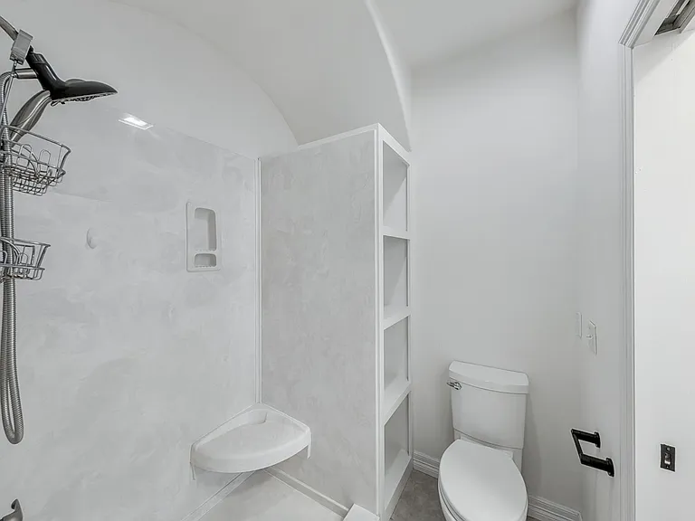904 W Dixson St — Photo 16