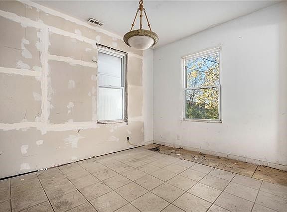 5th image of 2728 Holly St