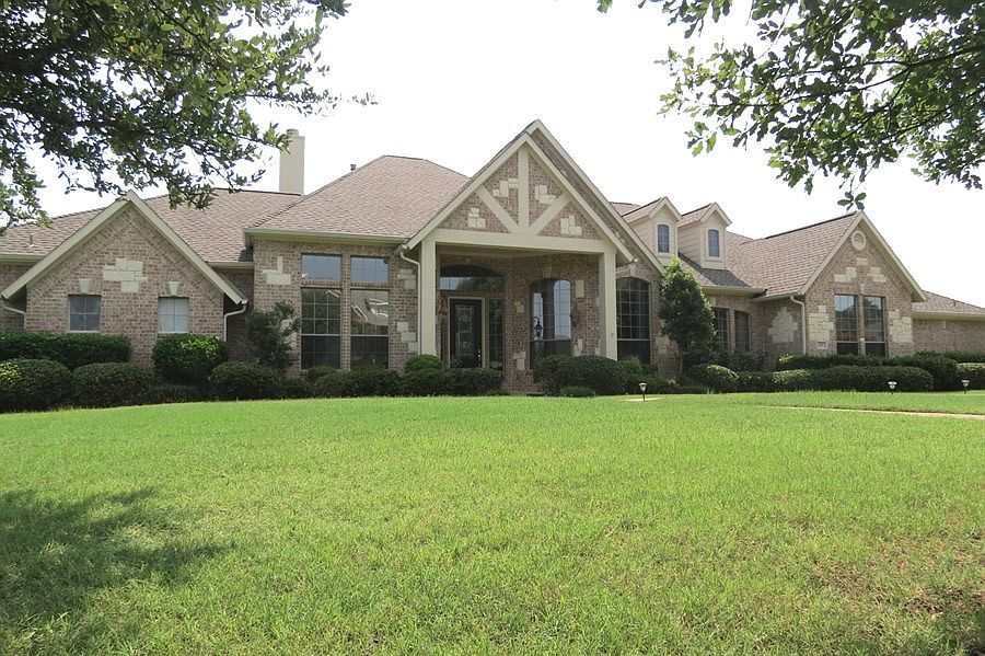 1st image of 107 W Carruth Ln
