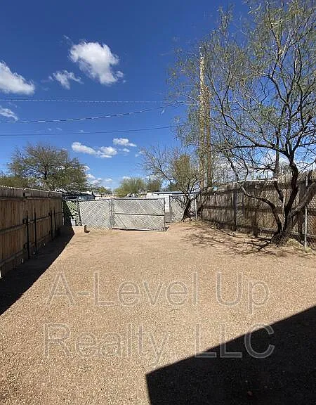 3909 S 14th Ave #3 — Photo 3