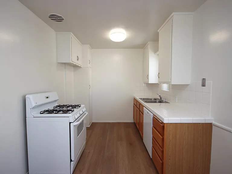 201 E Commonwealth Ave #D — Photo 7