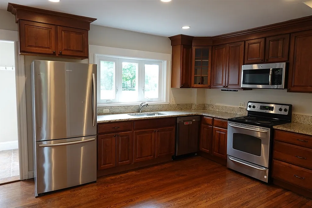3 bed, 2.0 bath, 1550 sqft, $3,950 — Photo 4