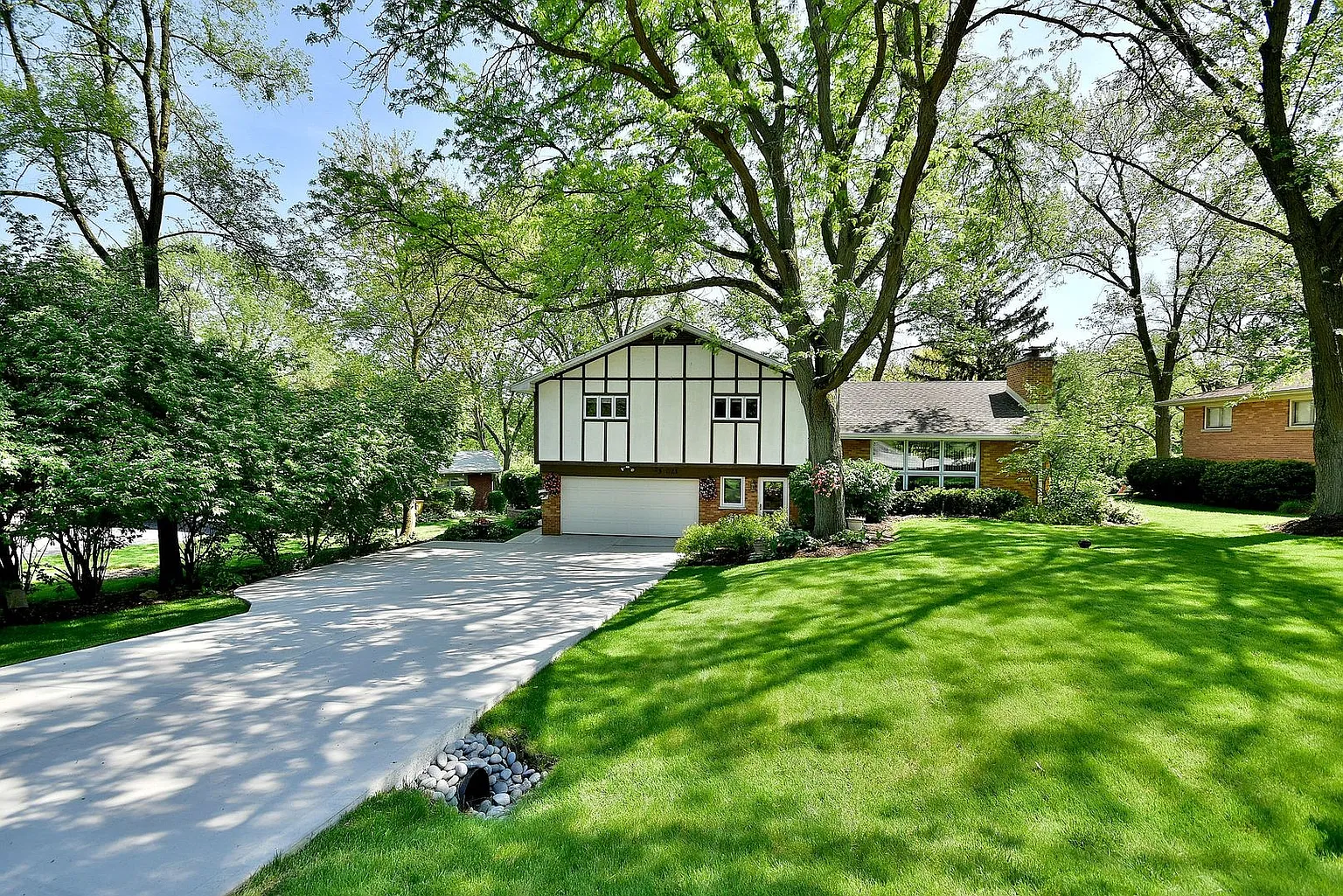 23W021 Tamarack Dr photo 1