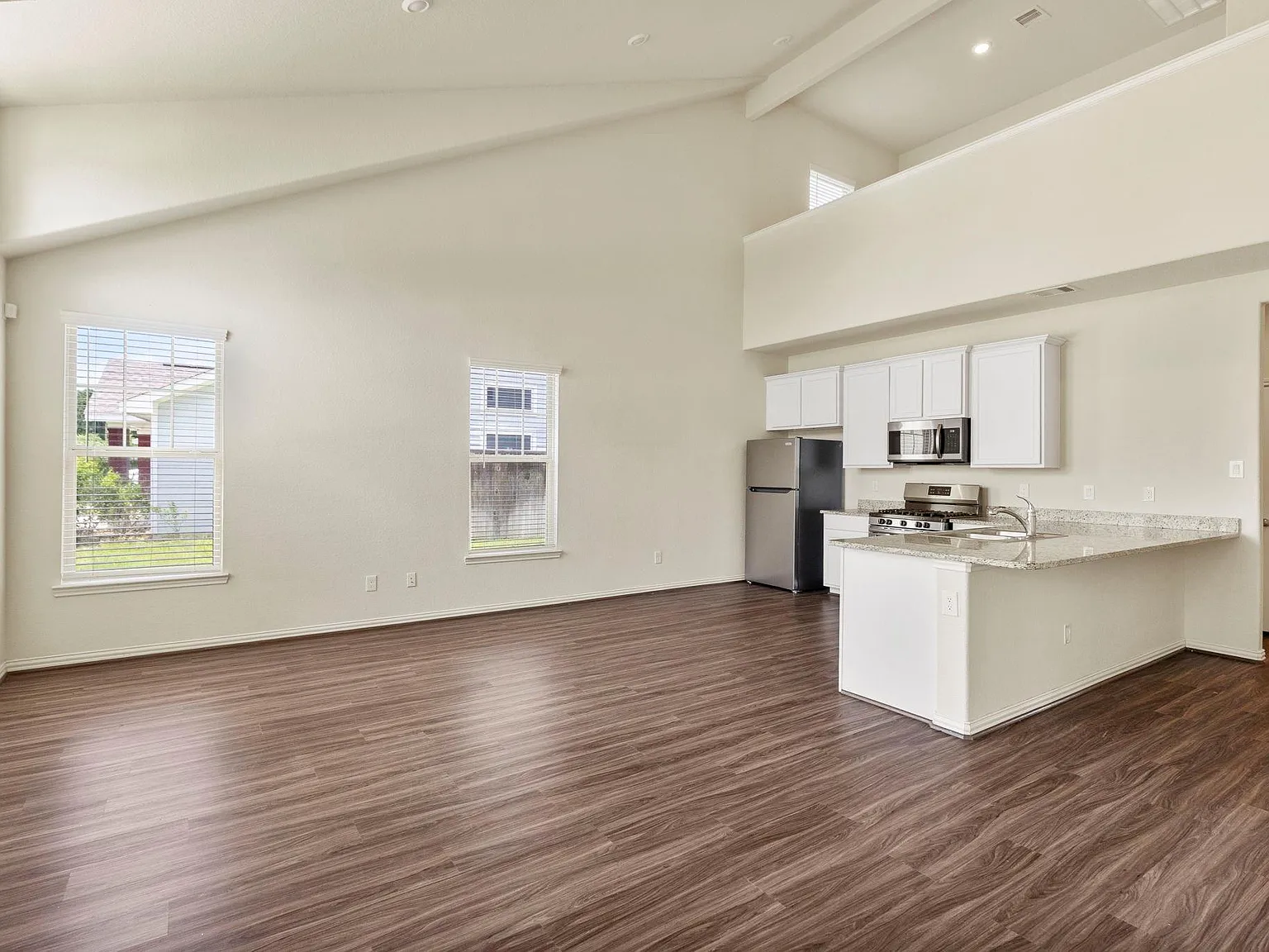 4 bed, 3.0 bath, 2072 sqft, $2,250 — Photo 4