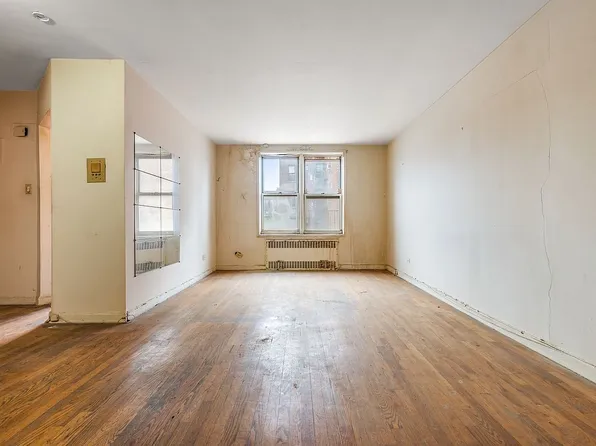 6730 Clyde St APT 5R, Flushing, NY 11375
