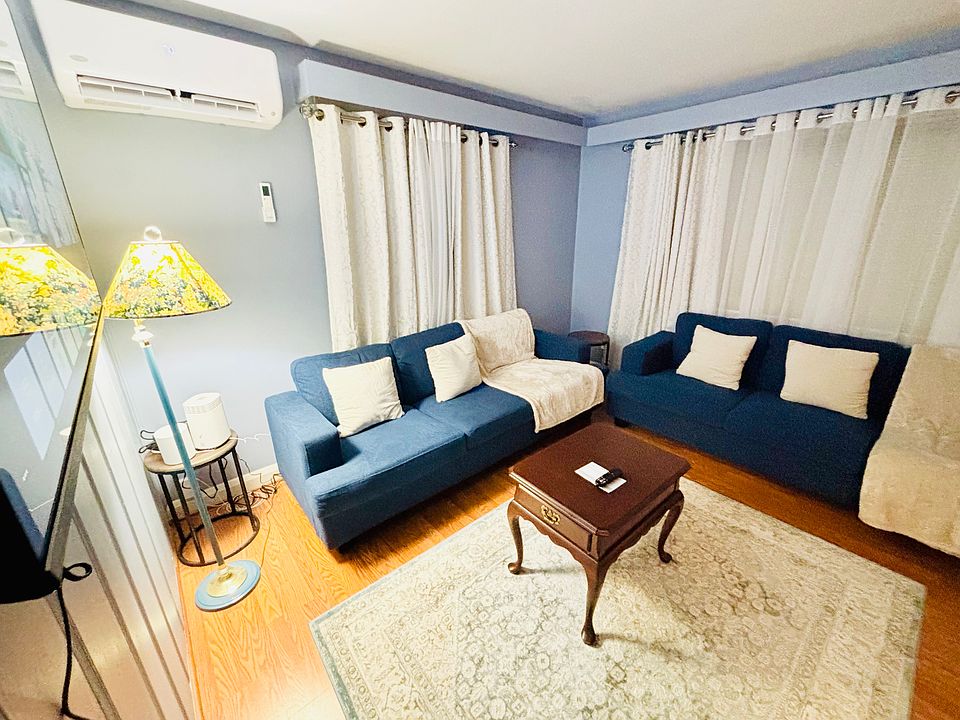 Living room (view 1)