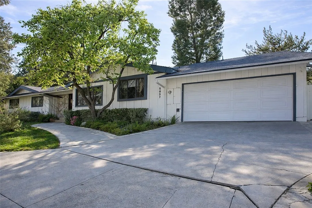 4 bed, 2.5 bath, 3200 sqft, $7,500 — Photo 1