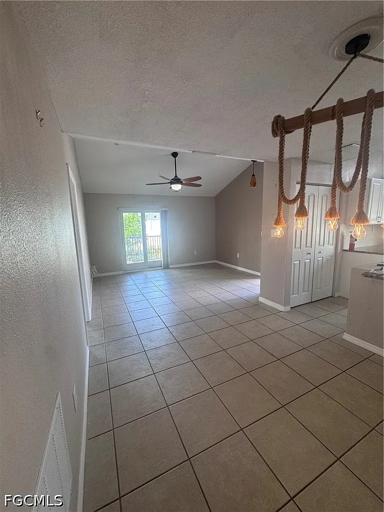 3 bed, 2.0 bath, 1439 sqft, $1,600 — Photo 4