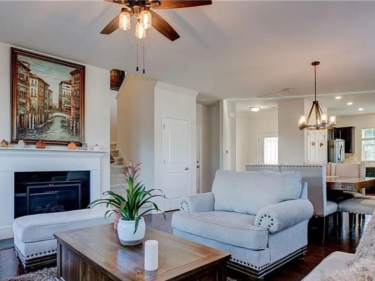 4107 Hickory View Dr — Photo 3