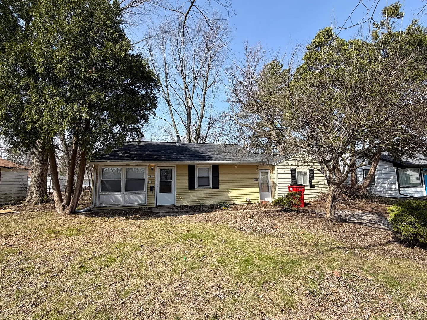 1307 Hedge Rd photo 1