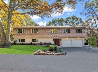 29 Whistler Hill Ln, Huntington, NY 11743