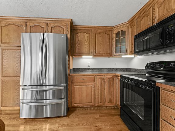 5th image of 783 Iroquois Ave
