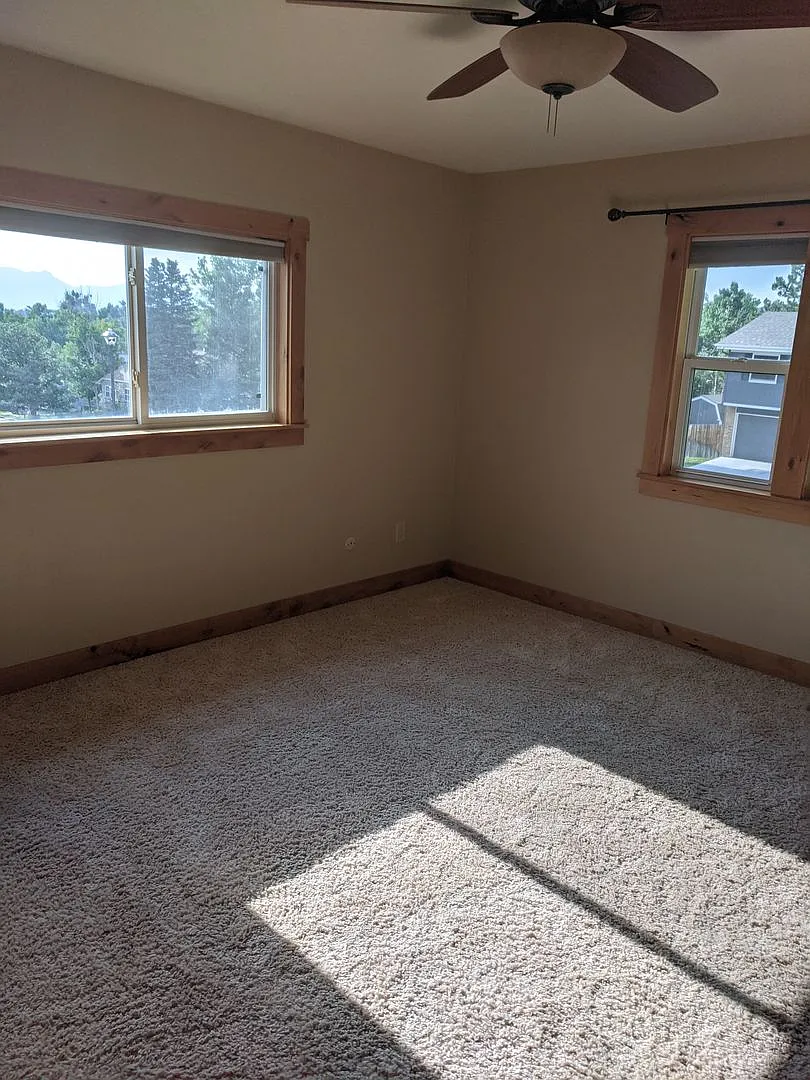 Old Farm tri-level with basement — Photo 4