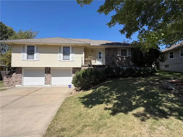 2413 SW Paris Dr, Blue Springs, MO 64015