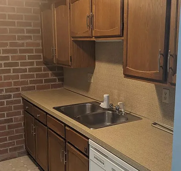 910 Rhue Haus Ln #B — Photo 9