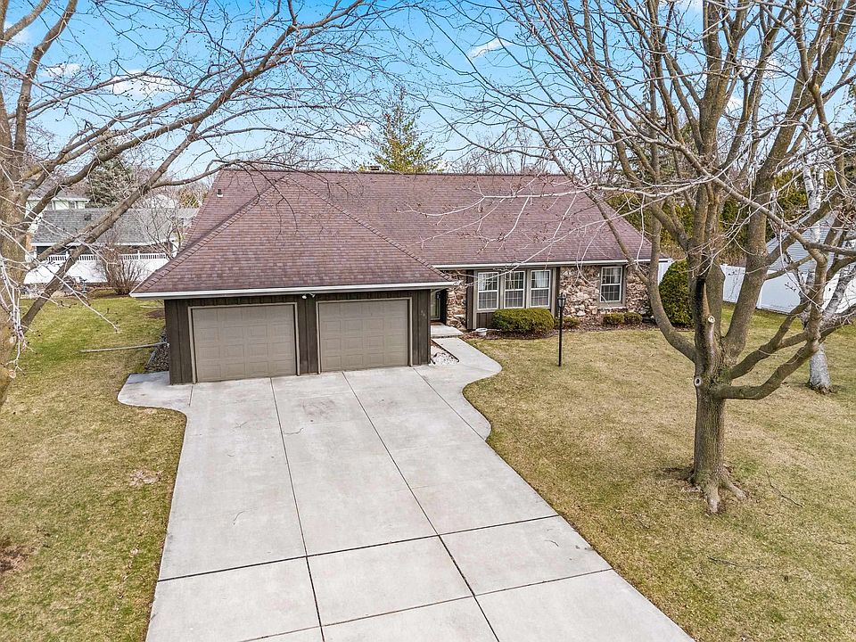 1st image of 607 Ridgeview Ct