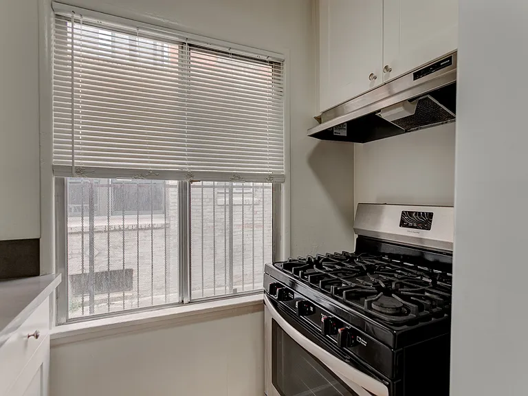 1164 S Norton Ave #13 — Photo 7