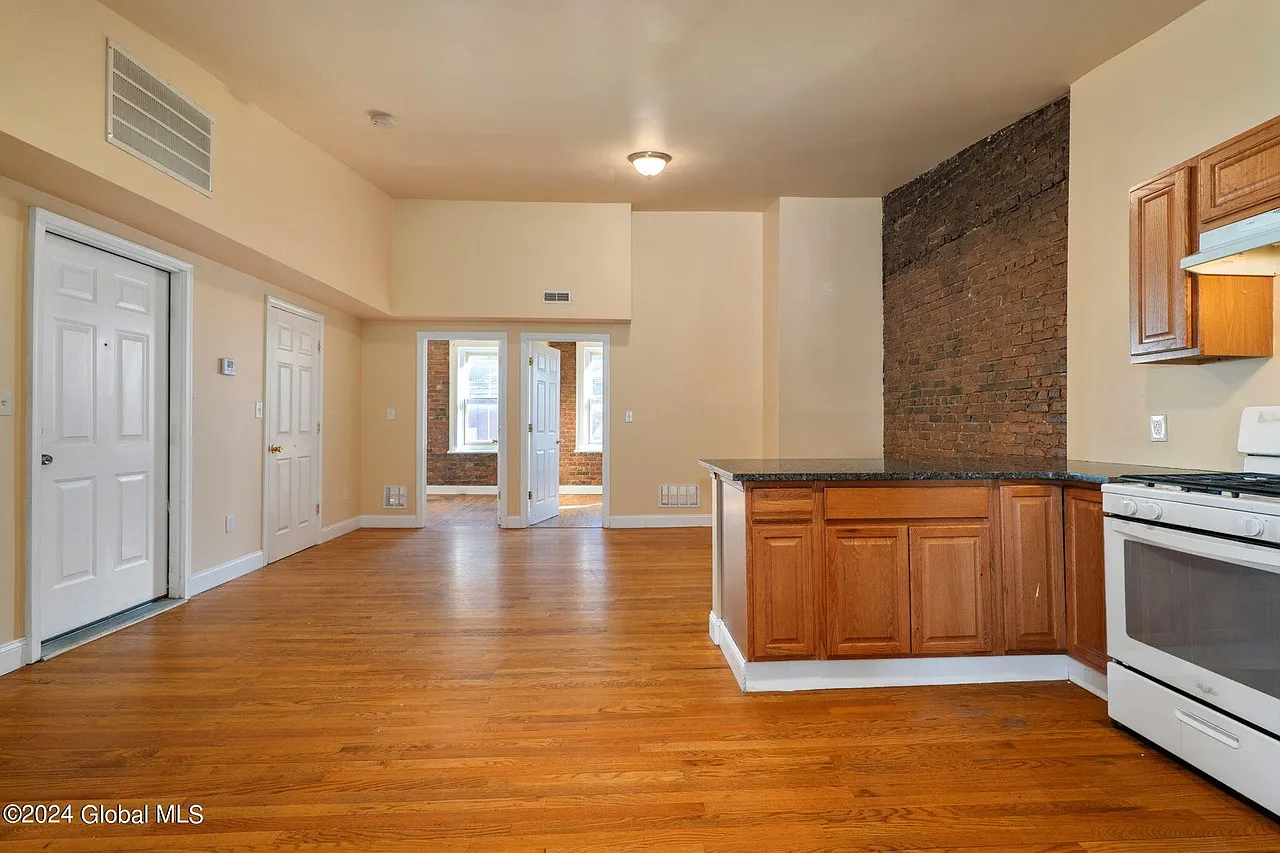3 bed, 1000 sqft, $1,850 — Photo 2