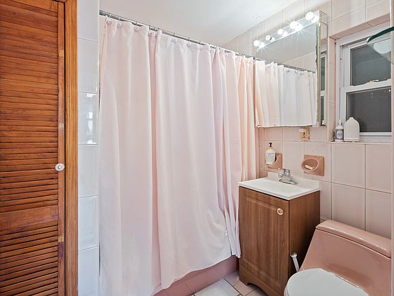 3rd image of 225 Calyer St