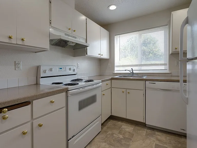 228 SE 106th Ave — Photo 4