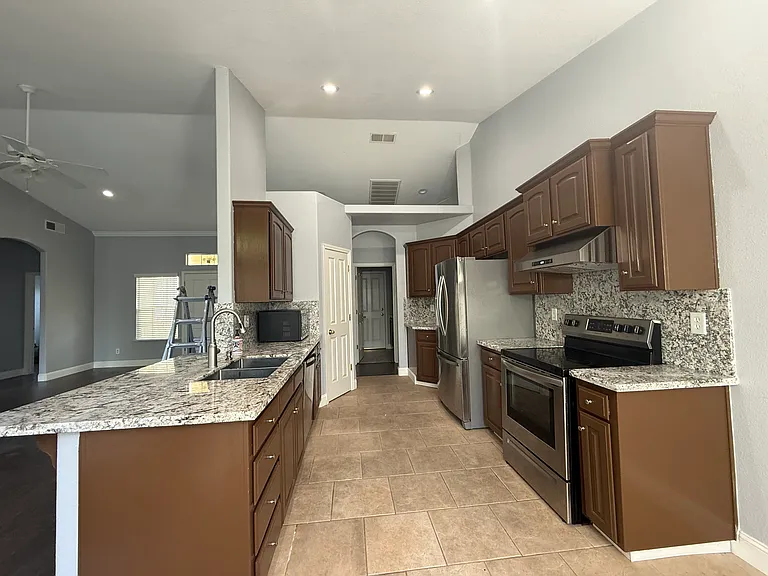 1126 E Pinehurst Ave — Photo 8