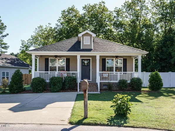 1015 E Maplewood Dr, Benson, NC 27504