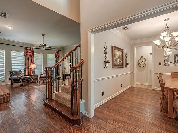 5th image of 818 Parkwood Ct