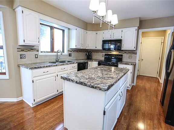 5th image of 12 Charlemagne Dr