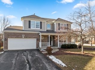 255 Creekside Ct, Lindenhurst, IL 60046