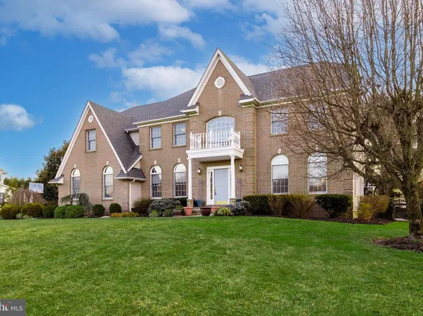 4 Autumn Dr, Moorestown, NJ 08057