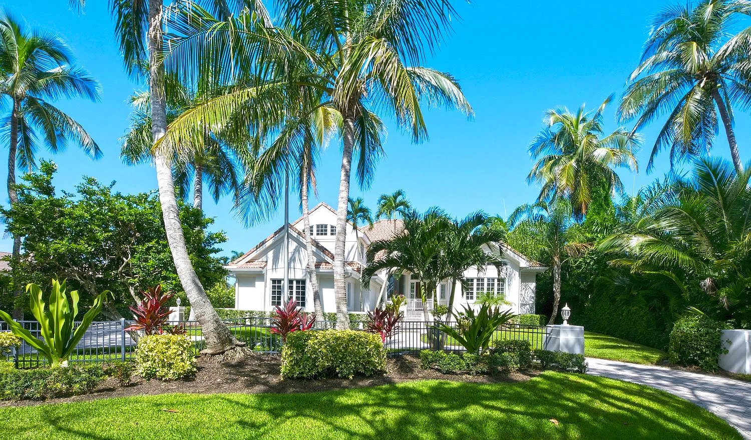 5 bed, 4.5 bath, 4050 sqft, $40,000 — Photo 1