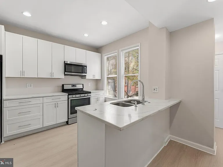 742 Columbia Rd NW — Photo 3