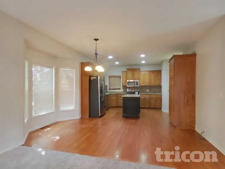 725 N Alder St — Photo 3