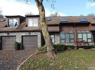 4 Pony Cir, Roslyn Heights, NY 11577