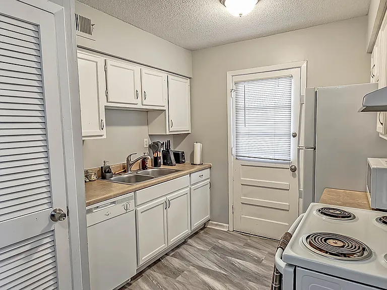 1579 Court Ave #2 — Photo 10