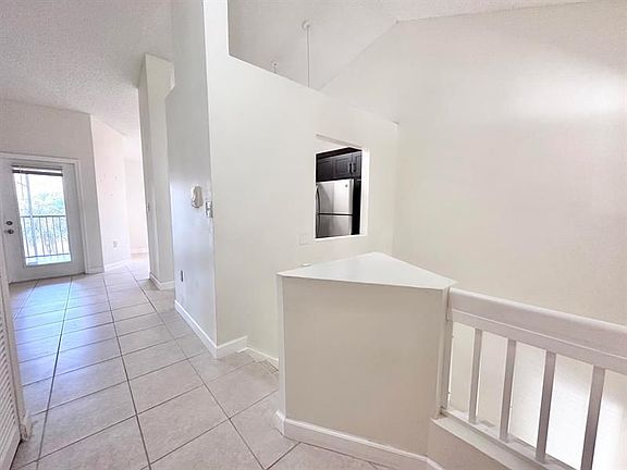 4th image of 21304 Glenmoor Dr