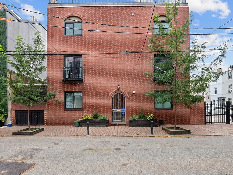 617 S American St — Photo 34