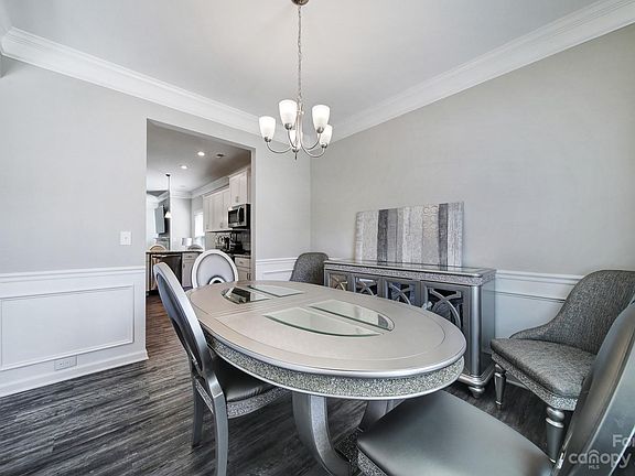 4th image of 2910 Parkwest Dr