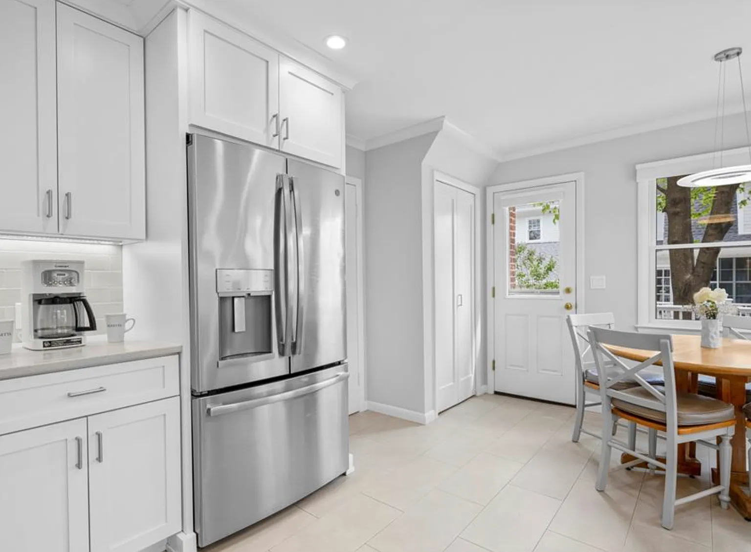 3 bed, 1.5 bath, 1656 sqft, $7,950 — Photo 3