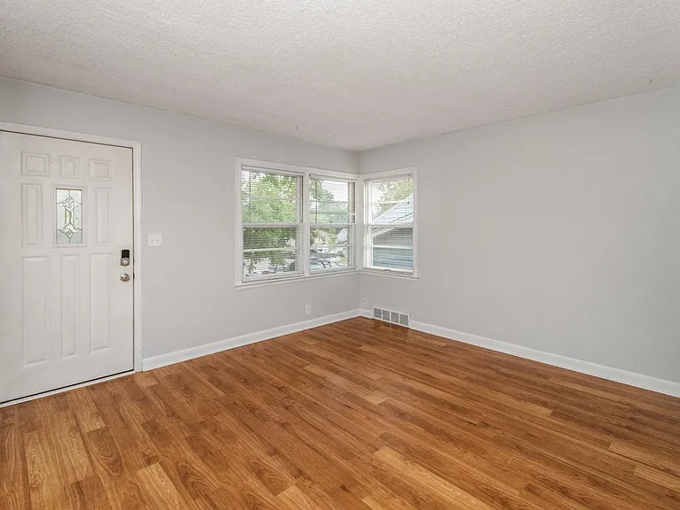 1413 Lake St NE — Photo 5
