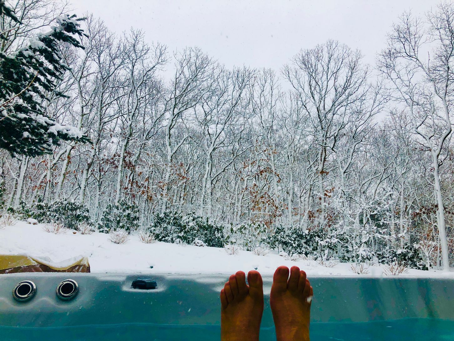  Hot tubbing in the snow