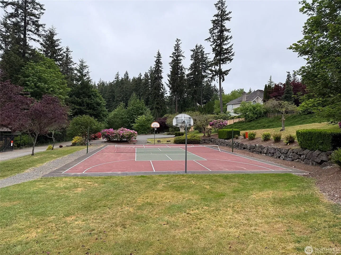 Large Living in Lake Forest Estates — Photo 3