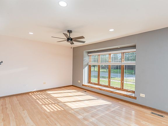 5th image of 16656 Beacon Ln