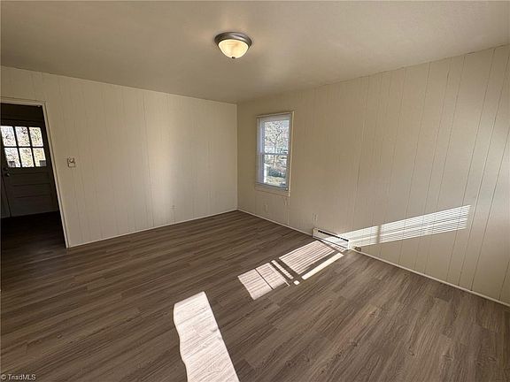 3rd image of 1907 Woodside Dr