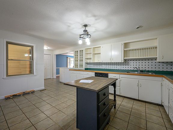 4th image of 1775 Sun Valley Dr