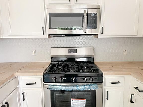 4th image of 221 Clary Ct