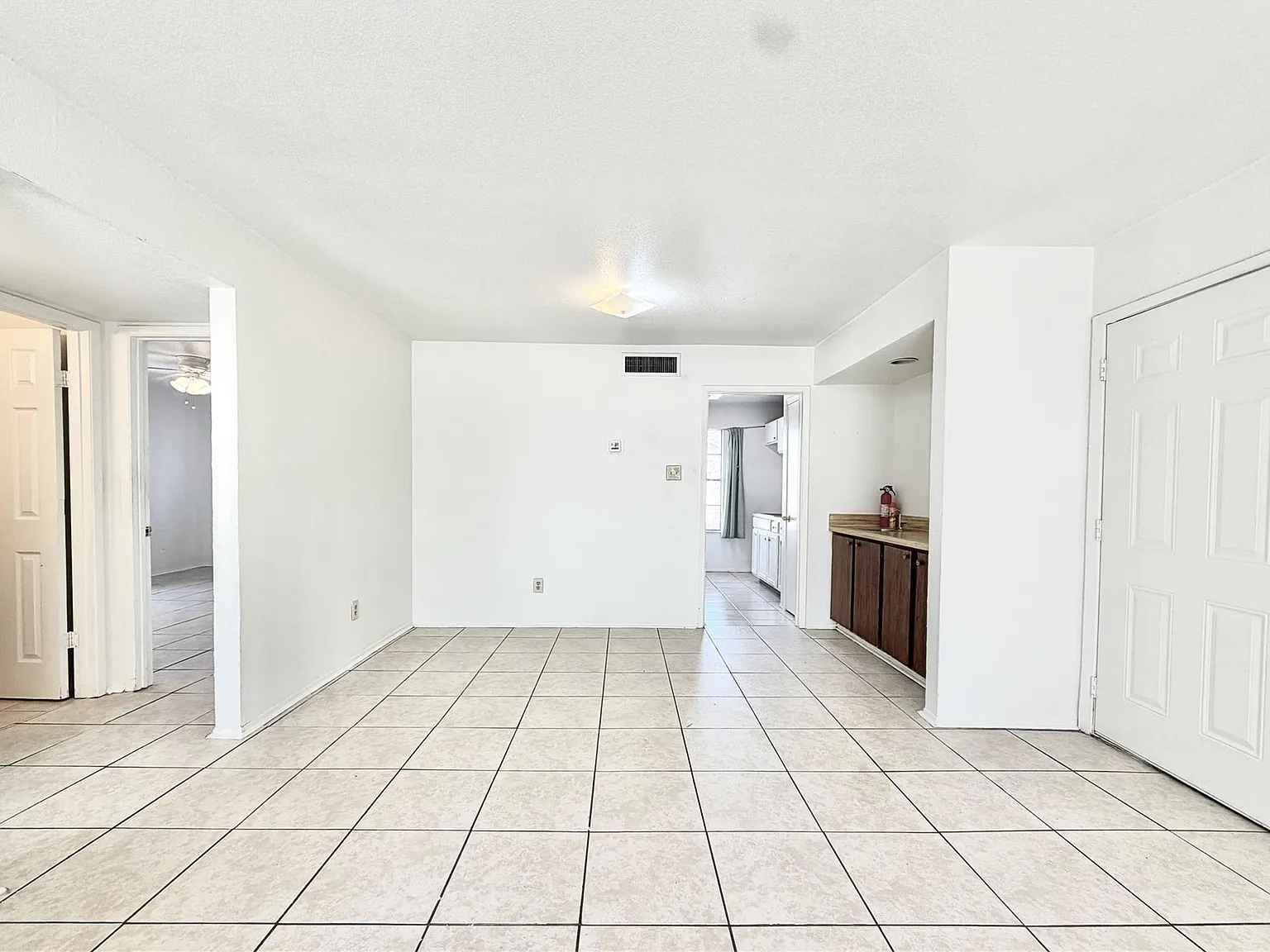 2 bed, 1.0 bath, 834 sqft, $800 — Photo 3