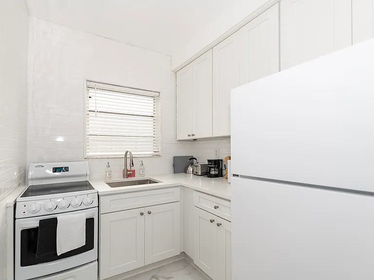 545 Michigan Ave #2 — Photo 5