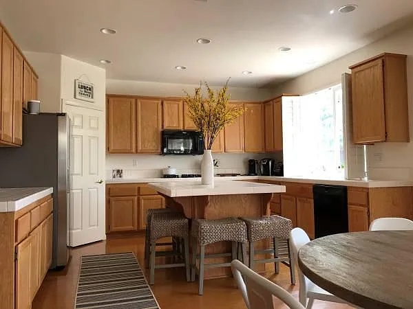2124 Rockwell Dr — Photo 2