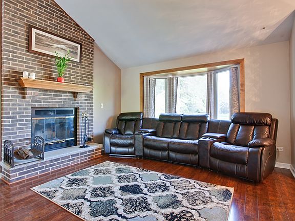 5th image of 599 Roosevelt Ct
